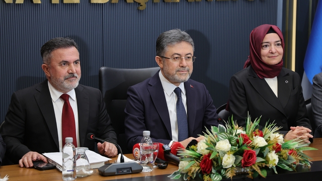 Bakan Yumaklı: "459 su ve sulama tesisi için 110 milyar liralık yatırım yapılacak"
Tarım ve Orman Bakanı İbrahim Yumaklı:
"Karataş Sera Organize Tarım bölgesinde ilk seralar önümüzdeki ay kurulacak"