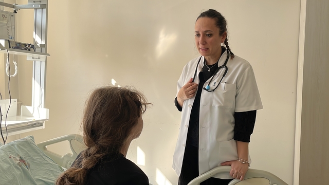 Çocuklarda görülen enfeksiyonların ilk belirtisi, yüksek ateş
NEÜ Tıp Fakültesi Çocuk Enfeksiyon Hastalıkları Bilim Dalı Başkanı Doç. Dr. Özge Metin Akcan:
"Hijyen kurallarına uyulması, çocuğun doktorun önerdiği zaman okula tekrar dönmesi önemli"
"Ateş bir hastalık değil, vücudun verdiği bir cevaptır"