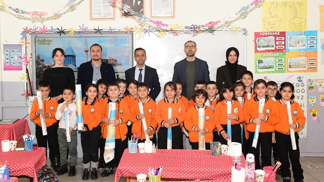 Çatak'ta öğrencilere dünya ve Türkiye haritaları dağıtıldı