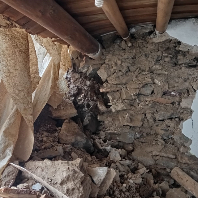 Batman'da heyelan: Kayaların düştüğü ev yıkıldı