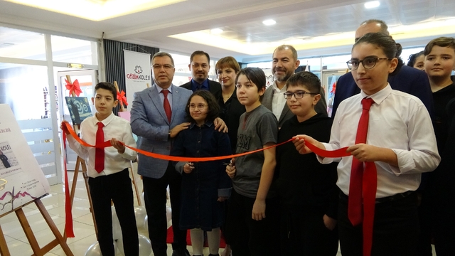 Genç yetenek Alya, ilk kişisel resim sergisini sanatseverlerle buluşturdu