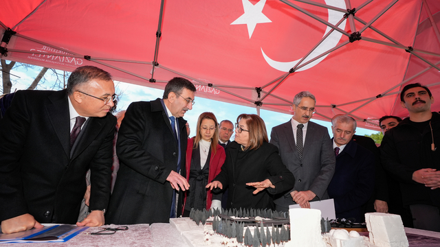 Cumhurbaşkanı Yardımcısı Yılmaz, Gaziantep'te depremzede Dalar ailesini ziyaret etti