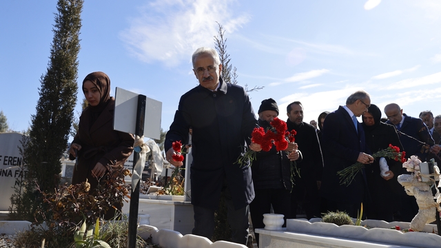 Bakan Uraloğlu, Malatya'da depremlerde hayatını kaybedenlerin kabirlerini ziyaret etti
