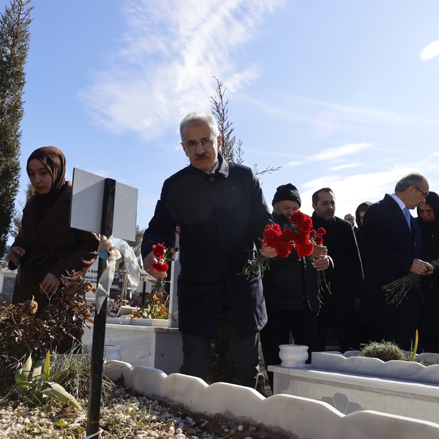 Bakan Uraloğlu, Malatya'da depremlerde hayatını kaybedenlerin kabirlerini z...
