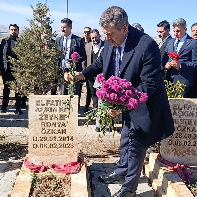 Bakan Tekin Şanlıurfa'da deprem şehitliğini ziyaret etti