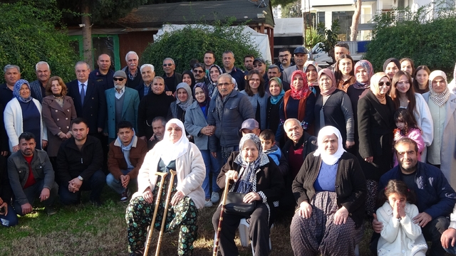 Ermeni katliamından kaçmışlardı: 108 yıl sonra kuzenler ve torunlar ilk defa buluştu
1918'de Erzurum'a bağlı olan daha sonra Bingöl'e geçen Kiğı ilçesinin İlbeyi köyünde Ermenilerin katliamlarından kaçan iki kardeşin çocukları ve 6. kuşağa kadar torunları, Mersin'in Erdemli ilçesinde buluştu
İstanbul'dan gelen 78 yaşındaki Ali Çağlı:
"Hayatımda beklemediğim bir durumu yaşıyorum, çok duyguluyum"
Mersin'de yaşayan 89 yaşındaki Mehmet Çevik:
"Ben 1937 doğumluyum, bugün halamın oğlu ile tanıştım"