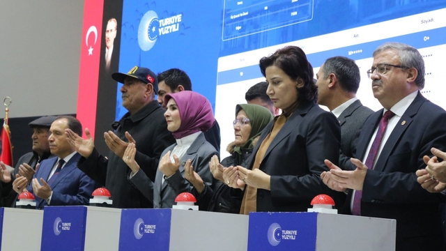 Bakan Göktaş: "Vatandaşlarımızın ev sahibi olma hayalini  "Yüzyılın Konut Projesi" ile gerçek kılıyoruz"
Bakan Göktaş 4 bin 370 konutun hak sahiplerine teslim törenine katıldı
Bakan Göktaş'tan yaşlılık ve engelli maaşı alanlara müjde