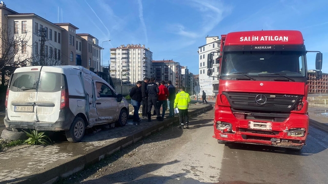 Türkeli'de iki aracın çarpıştığı kazada 1 kişi yaralandı