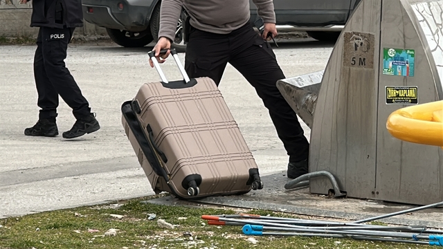 Parkta fünye ile patlatılan valizden taş parçaları çıktı