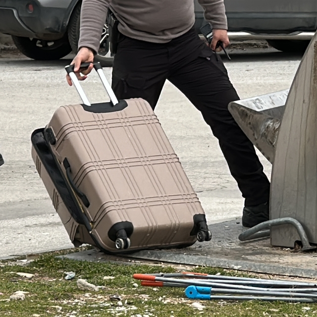 Parkta fünye ile patlatılan valizden taş parçaları çıktı