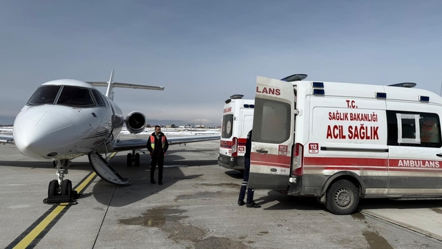 Hasta 2 bebek ambulans uçakla İstanbul'a sevk edildi
