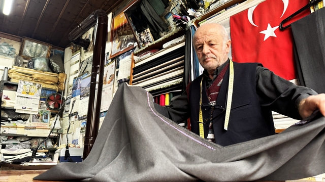 Mesleğinde yarım asrı geride bırakan terzi tarihi kentte zamana direniyor
7 metrekarelik dükkanda 54 yıllık emek