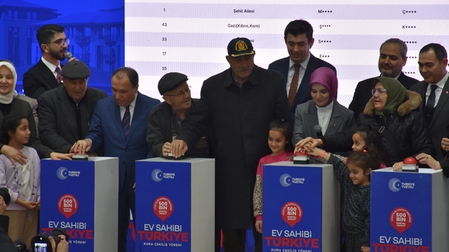 Aile ve Sosyal Hizmetler Bakanı Göktaş, Afyonkarahisar'da TOKİ kura çekilişinde konuştu: