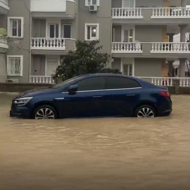 Çeşme'de sağanak yağış: Caddeler dereye döndü, rögarlar taştı