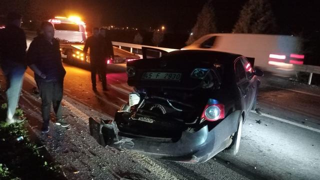 Manisa'da bariyerlere çarpan otomobilin sürücüsü yaralandı