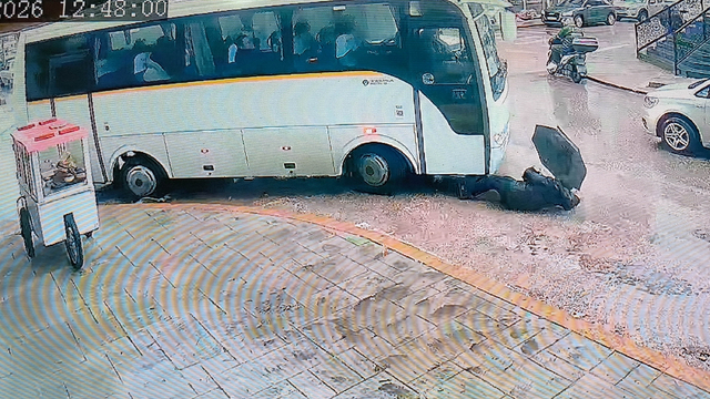 Servis minibüsünün çarpıp sürüklediği kadın yara almadan kurtuldu