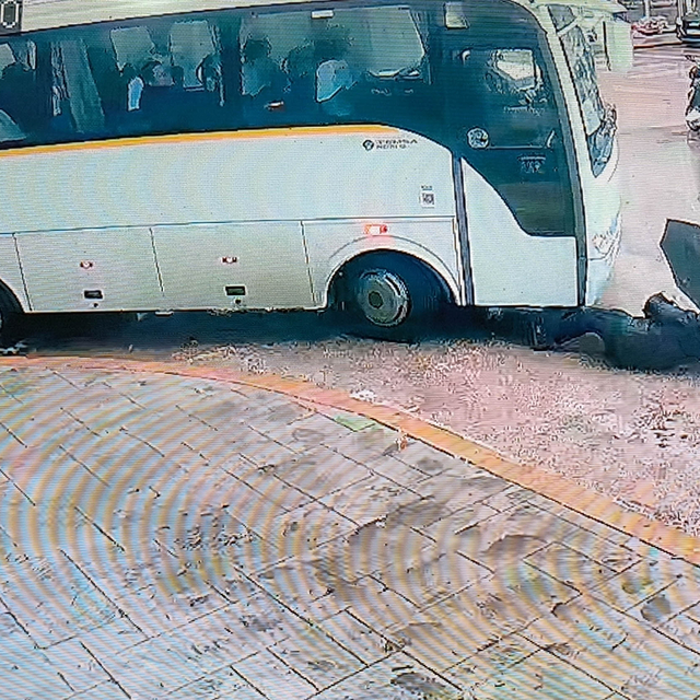 Servis minibüsünün çarpıp sürüklediği kadın yara almadan kurtuldu