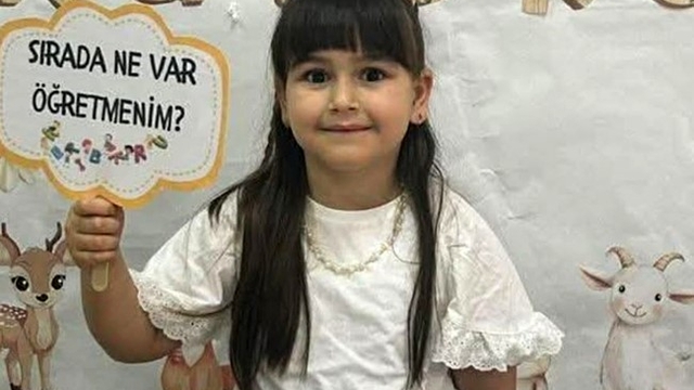 Bu acıya yürek dayanmaz, babası 7 yaşındaki kızının tabutunu taşıdı
Okul önünde servis kazasında ölen Elanur toprağa verildi