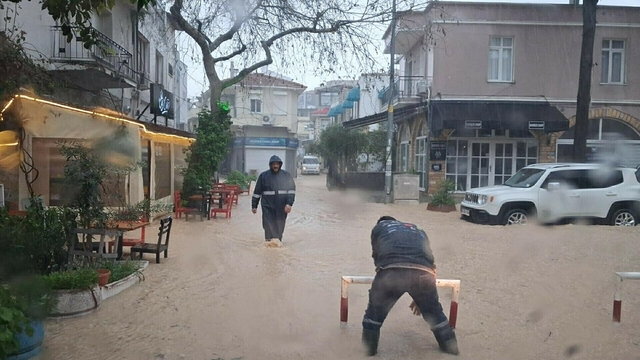 İzmir Çeşme'de sağanak; yollar göle döndü