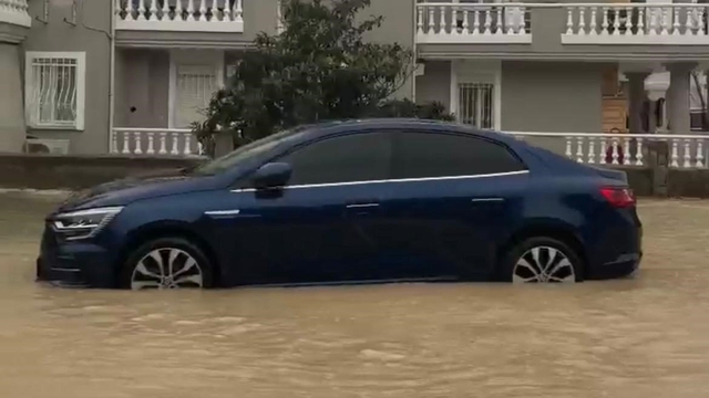 Çeşme'de sağanak yağış: Caddeler dereye döndü, rögarlar taştı