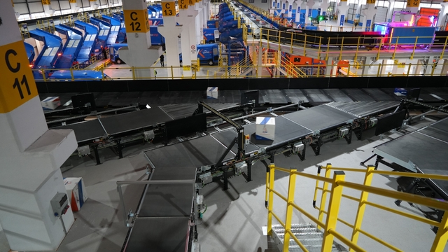 Saatte 25 bin kargo, insan eli değmeden bir araçtan diğerine yükleniyor