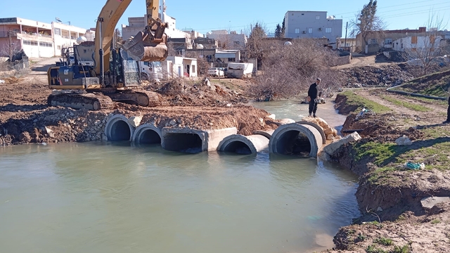 Mardin Büyükşehir Belediyesi Kızıltepe'de tahrip olan köprünün yerine yeni köprü inşa etti