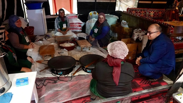 Yörüklerin 'Kıl çadırı' kuruldu fuarın gözdesi oldu
İstanbul'da EMITT fuarına katılan Mersin'in Erdemli Belediyesi Yörüklerin kıl çadırını kurarak, hem bölgenin tescilli limonundan yapılan  limonata, hem de sıkma ile yayık ayranı ikram ederek etkinliğin gözdesi oldu