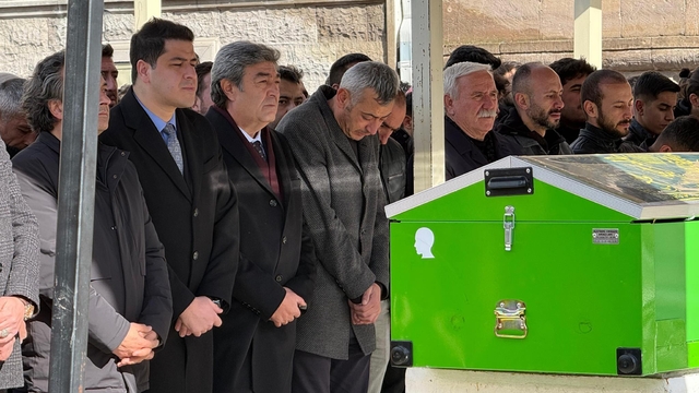 Şarampole yuvarlanan otomobilde ölen Kadir, toprağa verildi