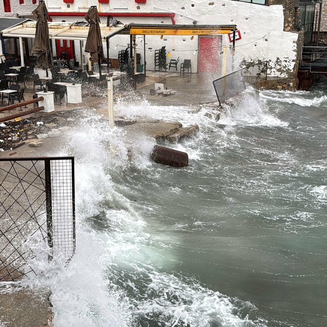 Bodrum'da feribot seferlerine fırtına engeli