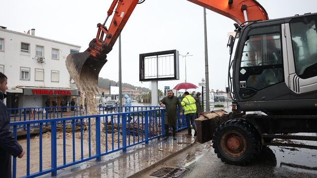 İzmir'in Çeşme ilçesinde sağanak hayatı olumsuz etkiledi