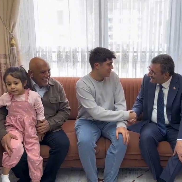 Cumhurbaşkanı Yardımcısı Yılmaz'dan depremzede aileye ziyaret