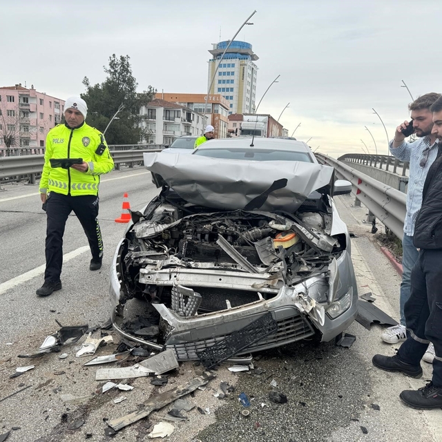 Uşak'ta 3 otomobil çarpıştı: 4 yaralı