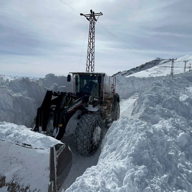 Kardan kapanan askeri üs bölge yolları 5 günlük mücadele sonunda açıldı