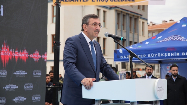 Cumhurbaşkanı Yardımcısı Yılmaz: "Merkezi bütçeden deprem harcamalarına yaklaşık 90 milyar dolarlık kaynak ayırdık"
"2025 yılı sonu itibarıyla asrın inşa seferberliği kapsamında 455 bini aşkın konut, köy evi ve iş yerinin inşasını tamamladık"
"Depremi istismar etmeye çalışan siyaset anlayışına pirim vermedik"
"Deprem bölgesi kısa süre içinde dünyanın en büyük şantiyesine dönüştü"