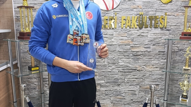 OMÜ'lü yüzücüden Antalya'da madalya yağmuru
OMÜ'lü yüzücü Berat Abdik, Milli Takım seçmelerinden 9 madalya döndü