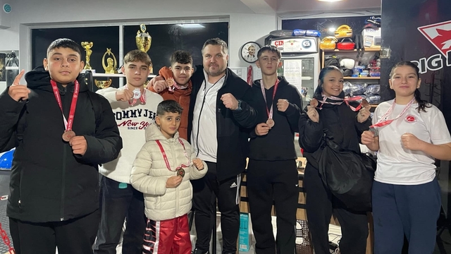 Salihlili kick boksçulardan Manisa'da madalya yağmuru