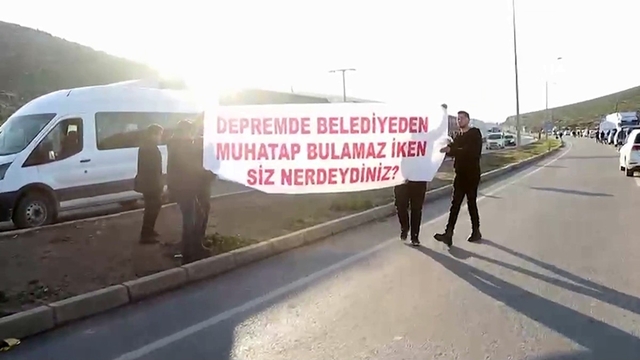 Depremzede vatandaşlar, Özgür Özel'i, 'Bugüne kadar neredeydin' diyerek yuhaladılar