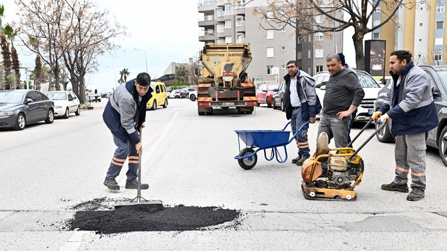 Muratpaşa'da yollar onarılıyor