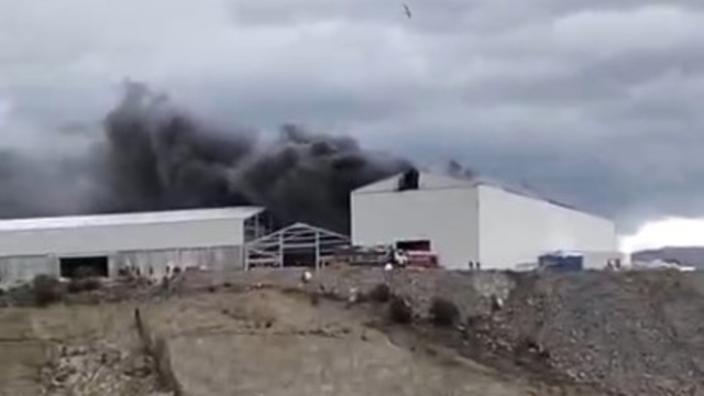 Milas'ta fabrika inşaatında yangın