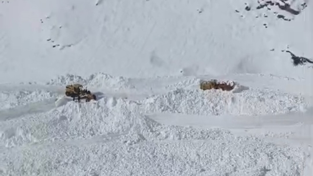 Van Bahçesaray'da mezra yoluna çığ düştü