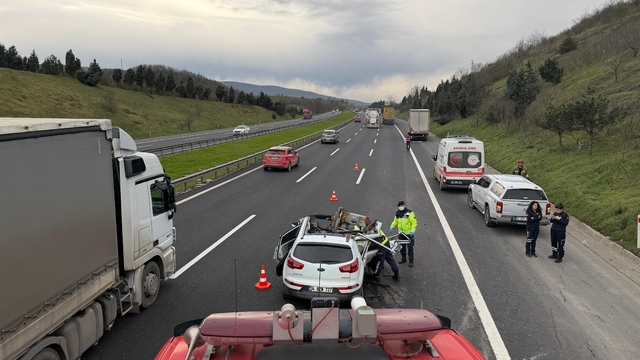 Düzce'de tıra çarpan SUV tipi araçtaki 1 kişi öldü, 1 kişi yaralandı