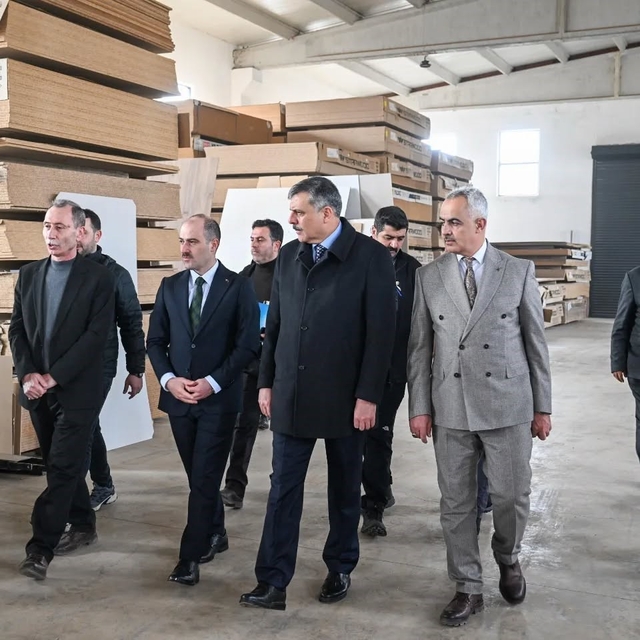 Vali Çiftçi Oltu'da işletmeleri ziyaret etti