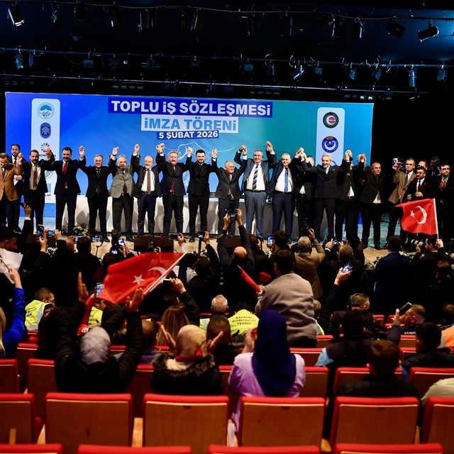 Başkan Büyükkılıç, Toplu İş Sözleşme Töreni'nde personelin sevincine ortak...