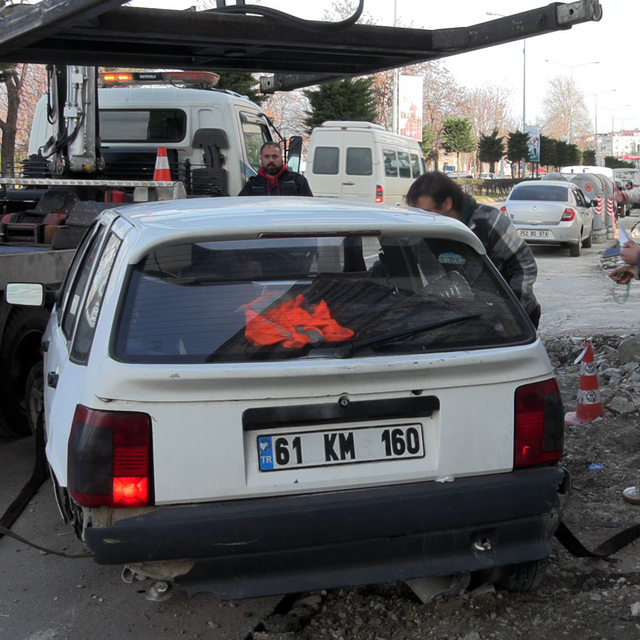 Önündeki araca çarpmamak için sürücüsünün ani manevra yaptığı otomobil yan...