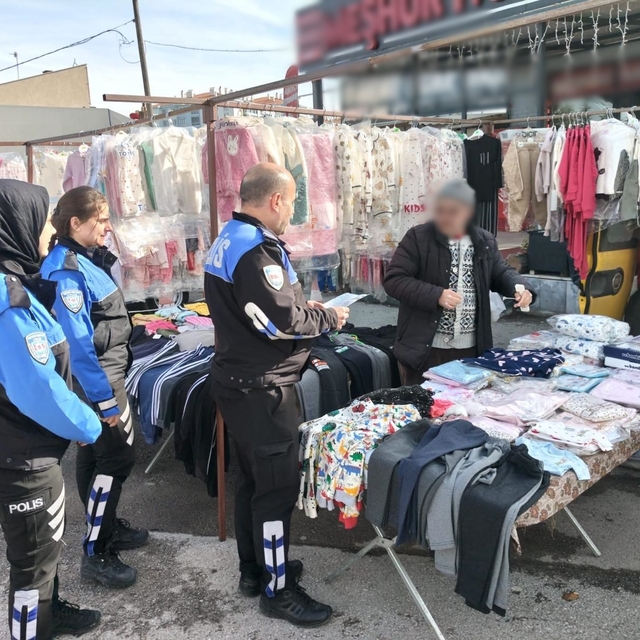Polis dolandırıcılığa karşı vatandaşları broşür dağıtarak uyardı