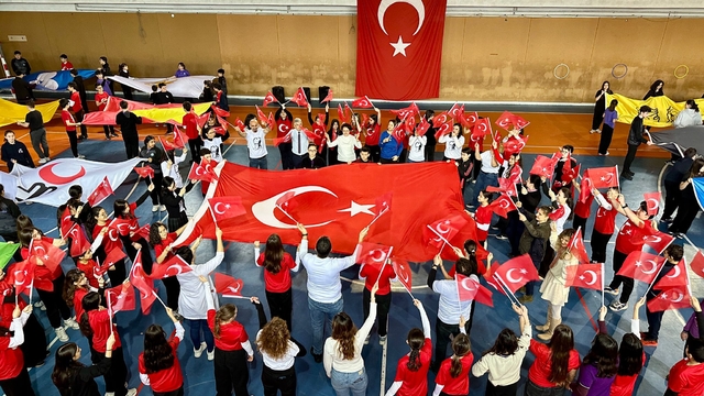 Zonguldak'ta öğrenciler ve öğretmenlerden "Bayrağa Saygı ve Sevgi" gösterisi