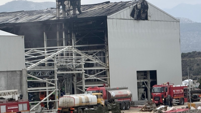 Milas'ta fabrika inşaatındaki yangın kontrol altına alındı