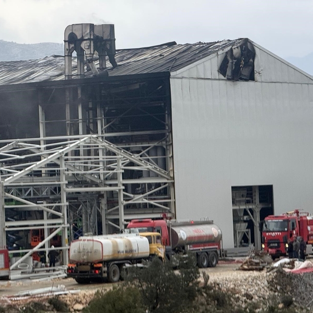 Milas'ta fabrika inşaatındaki yangın kontrol altına alındı
