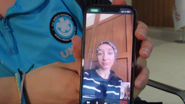 Depremde kurtardığı genç kızla abla-kardeş oldu
Enkaz altındaki "zeytinyağlı fasulye" sözü 3 yıldır unutulmadı