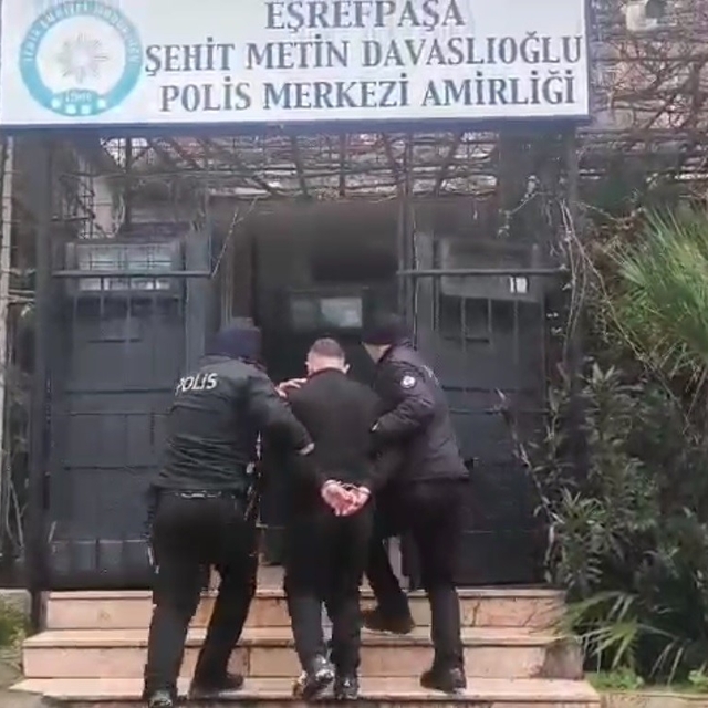 Konak polisinden kaçamadılar: 2 firari yakalandı